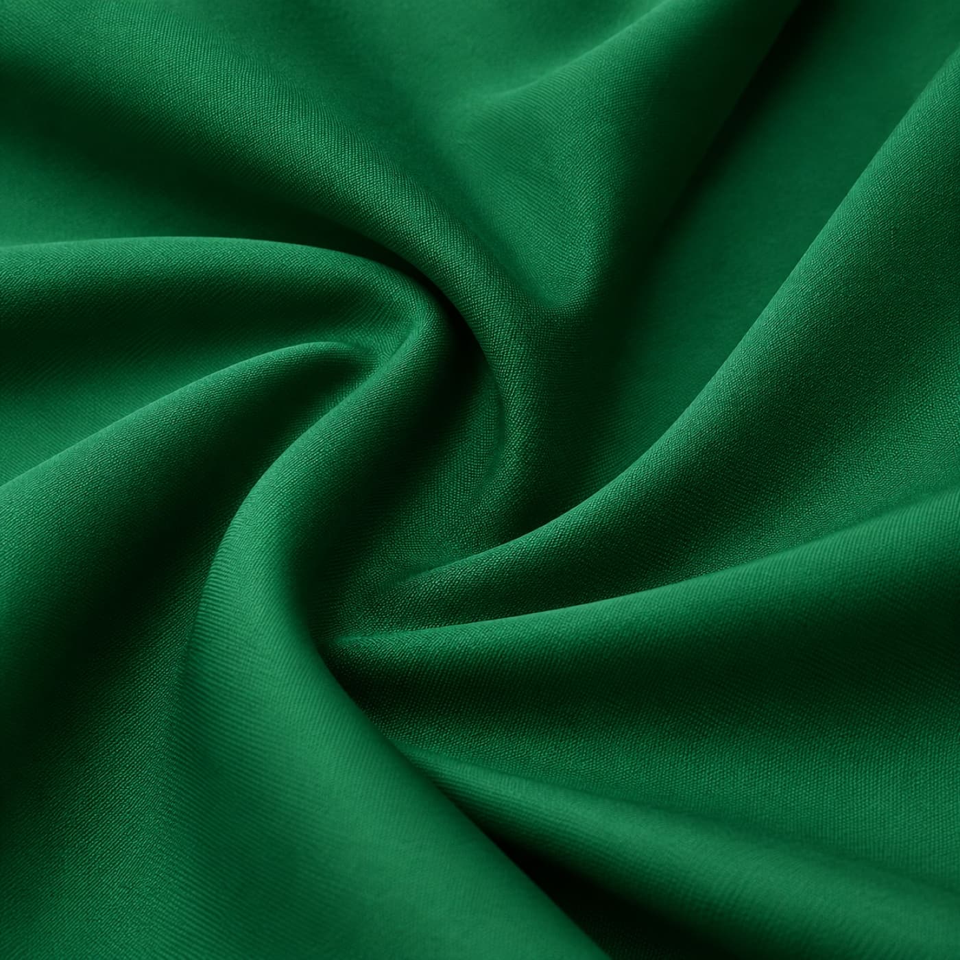 Tela tergal verde bandera, drapeada, con el brillo característico del poliéster